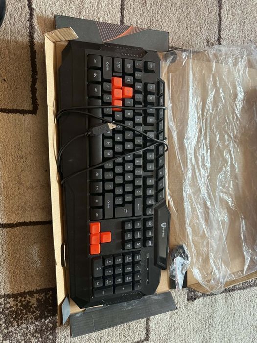 Vand 2 tastaturi de gaming