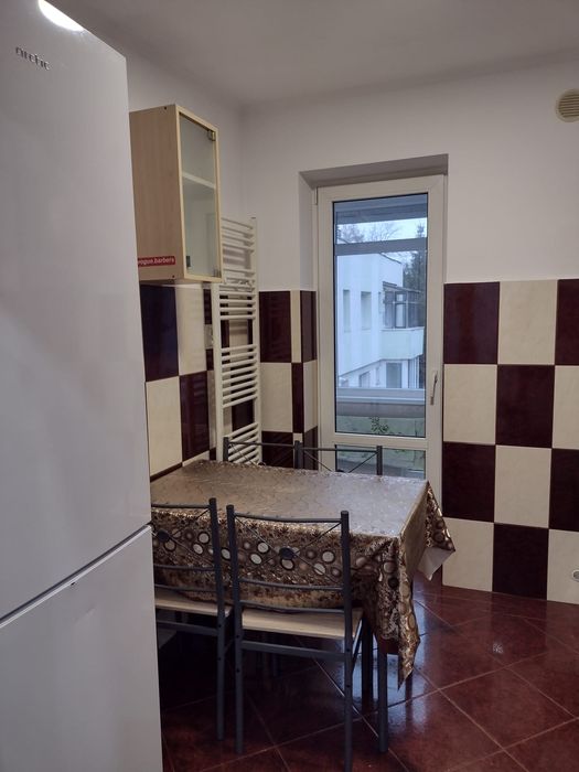 Închiriez apartament cu 3 camere.