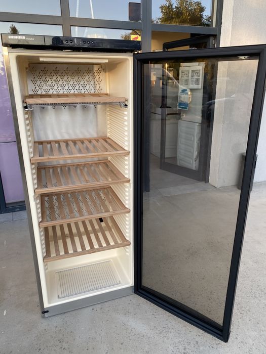 Хладилна витрина за вино Либхер 165 см