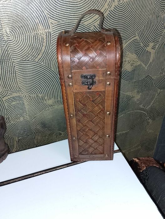 Дърворезбован орел,маса със стойка за списания,стол от ратан ..