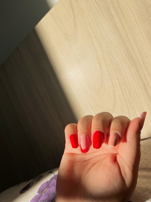 Caut modele pentru unghii cu gel si semi