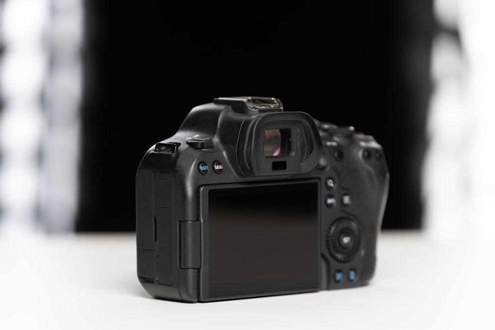 Продавам в гаранция Canon R6 mk2