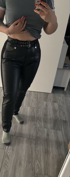 Pantaloni de piele