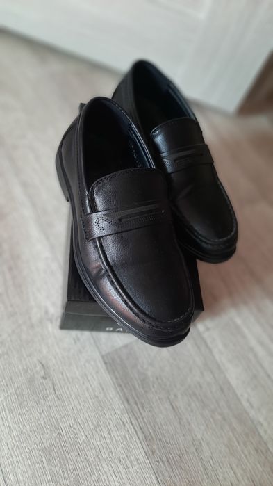 Продам туфли на мальчика