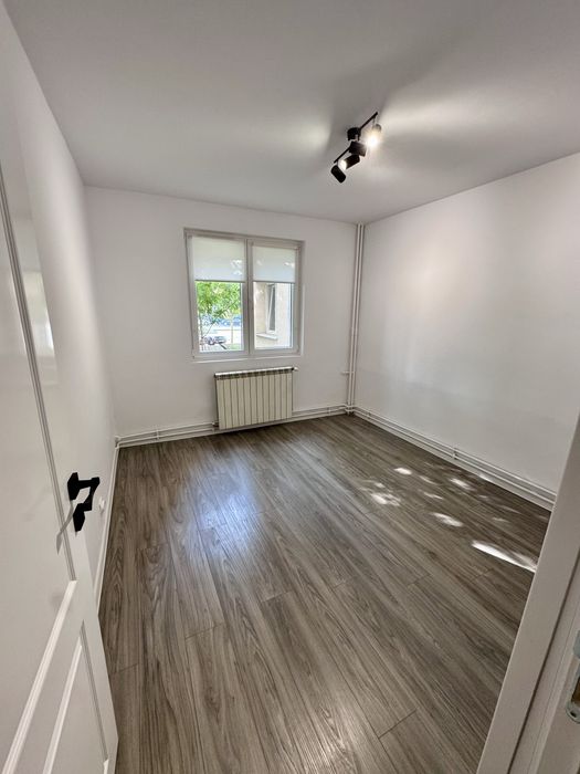 De închiriat apartament 4 camere – Apărătorii Patriei (direct de la proprietar)