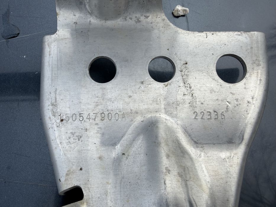 Греда под бронята Tesla Y