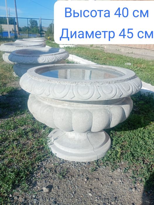 Уличные клумбы или вазон.