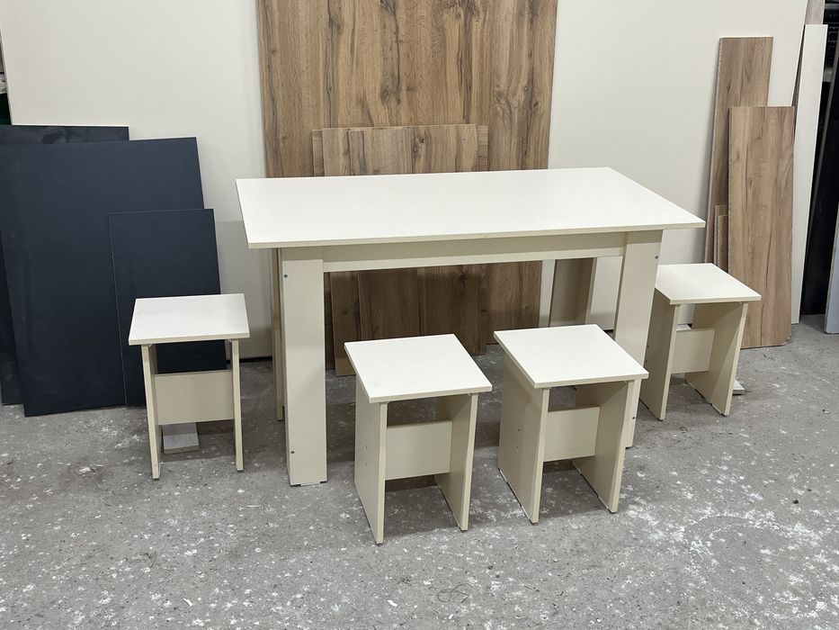 Кухонный стол с табуретками