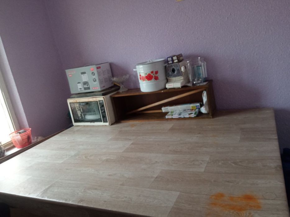 хамир стол 2 етажли устига линоним копланган 2х2м