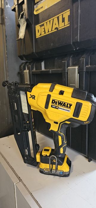 Pistol cuie DeWalt din 660