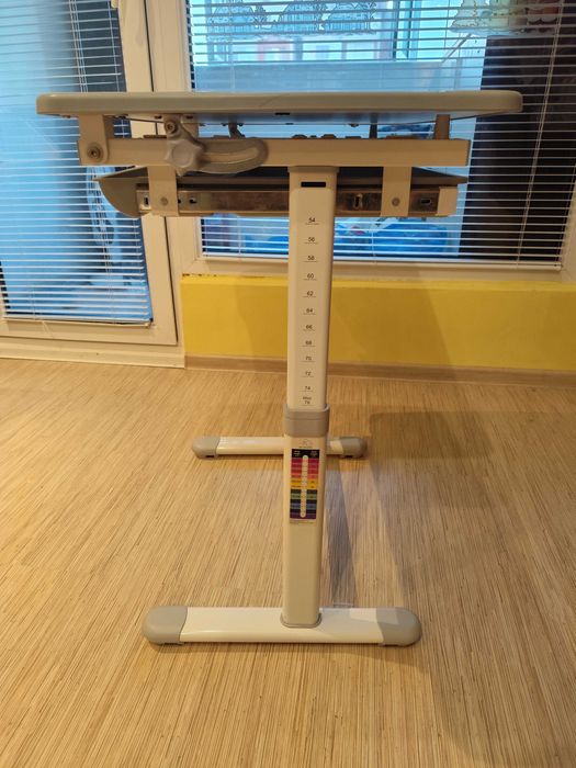 Продавам детско ергономично бюро