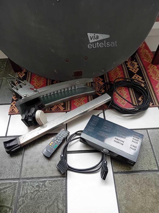 Сателитна чиния с декодер