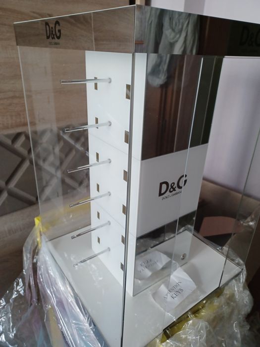 Dolce & Gabbana Ray ban стелаж за очила лукс нов