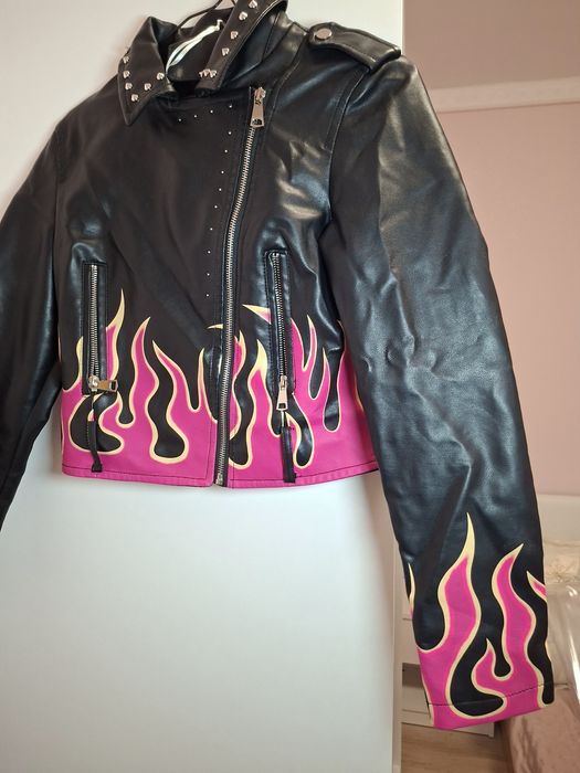 Продавам стилно дамско кожено яке с уникален и атрактивен дизайн.