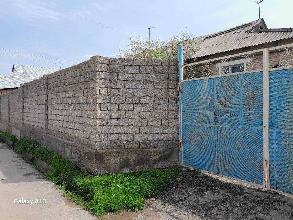 Продается дом с земельным  участком 12 соток.