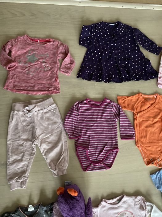 Vand lot haine fete(4-6 luni), frumoase.