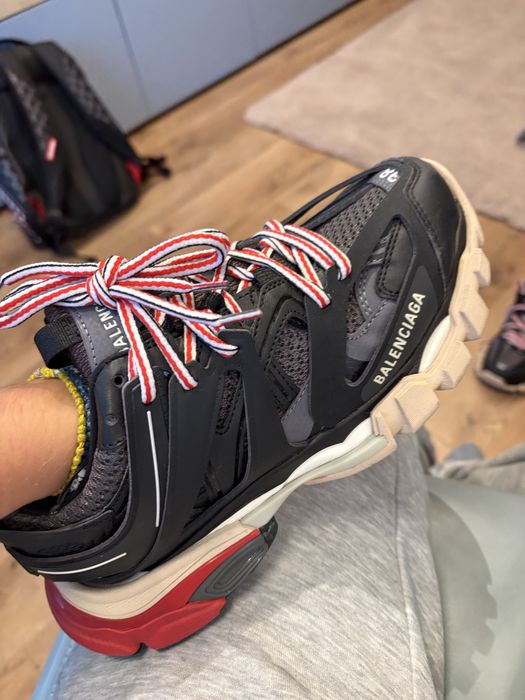 Balenciaga track, cu cutia originala si sireturi in plus.