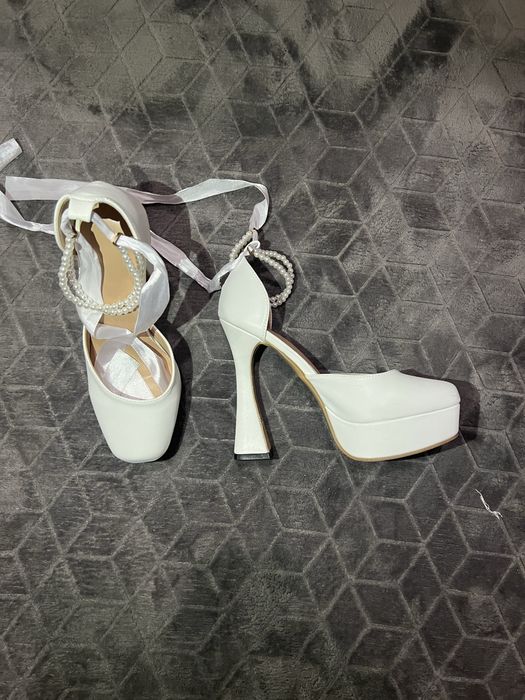 Продавам бели високи токчета, размер 39.