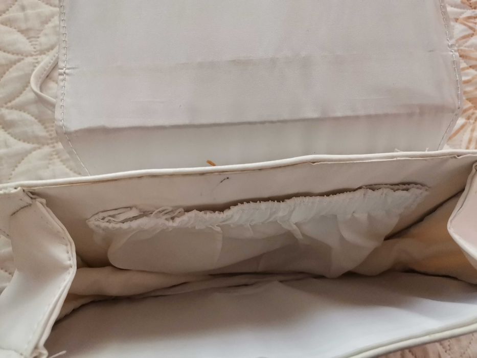 Бяла кожена чанта