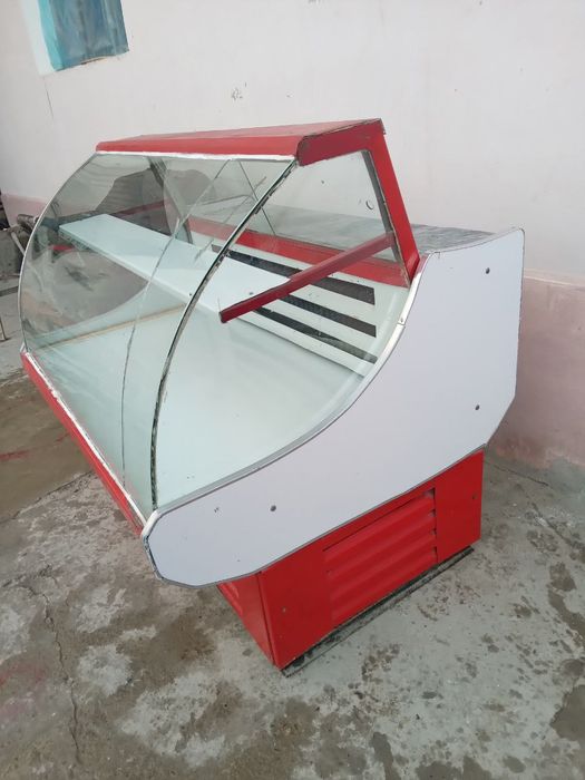 Продаётся витринный холодильник