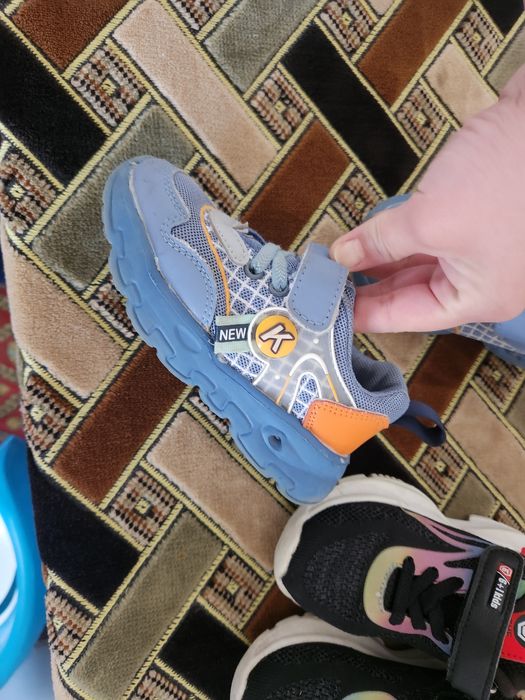 Продам детские кроссовки