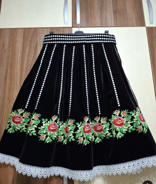 Unicat! Fuste brodate cu fir de matase