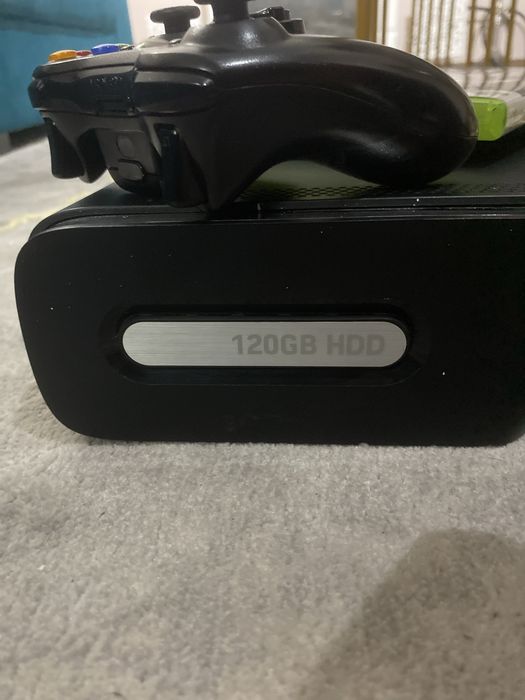 Xbox 360 Slim 120GB + 1 Controller Wireless + 2 Jocuri – 350 lei