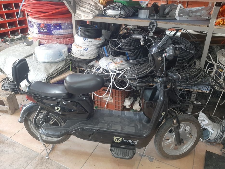 Скутер электройнный