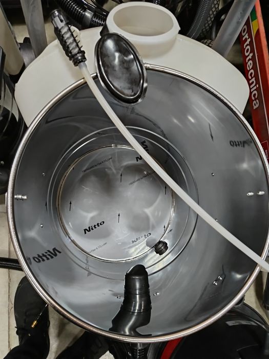 Професионална перяща прахосмукачка