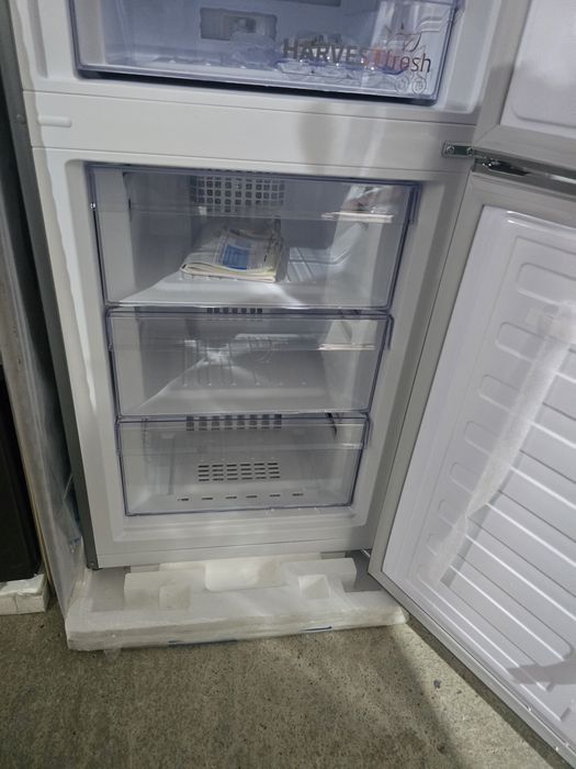 Нов инверторен хладилник с фризер Beko BEKO  RCNA366E40DZXBN, 324 л No Frost с диспенсър за вода