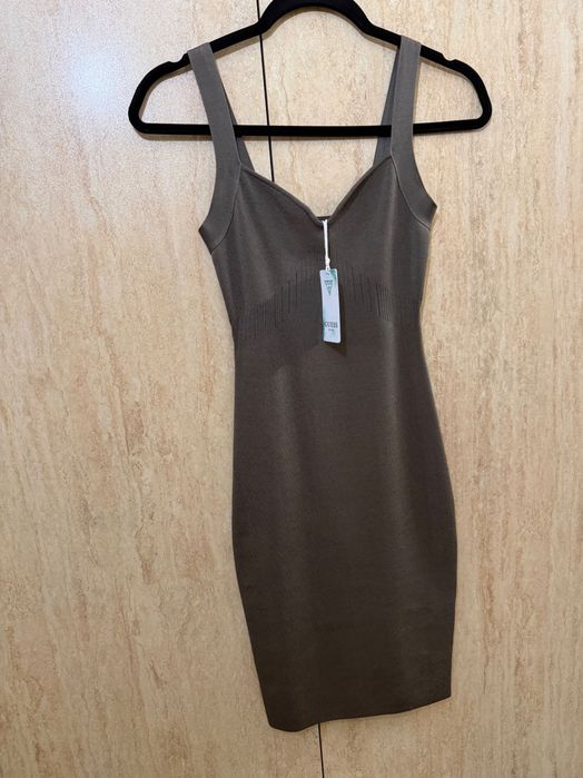 Нова рокля на марката Guess