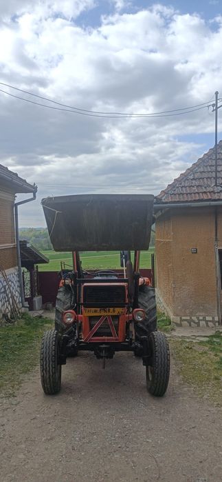 Tractor cu încărcător UTB550
