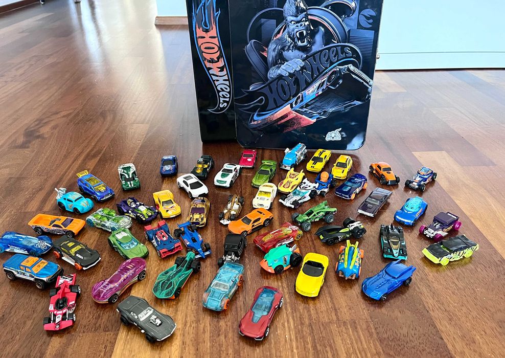 Colectie masinute Hot Wheels si cutie depozitare - 50 de modele