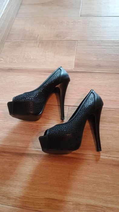 Продавам черни официални дамски обувки