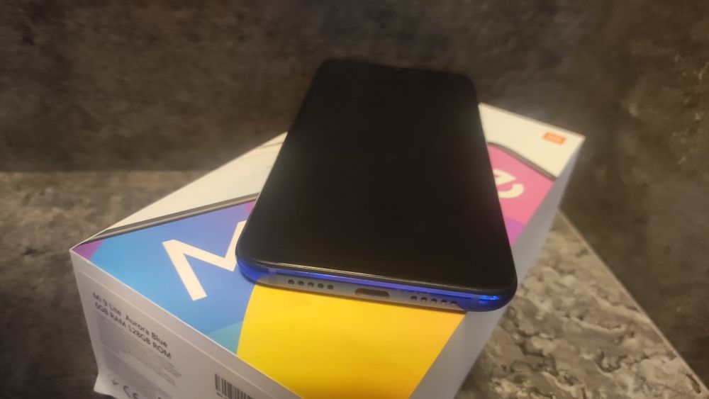 Продам Xiaomi Mi 9 lite 6/128gb blue