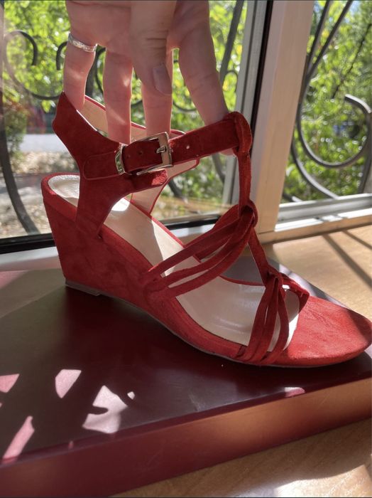 Босоножки красные
