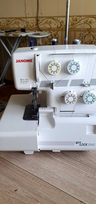 Оверлок Janome 204D в упаковке