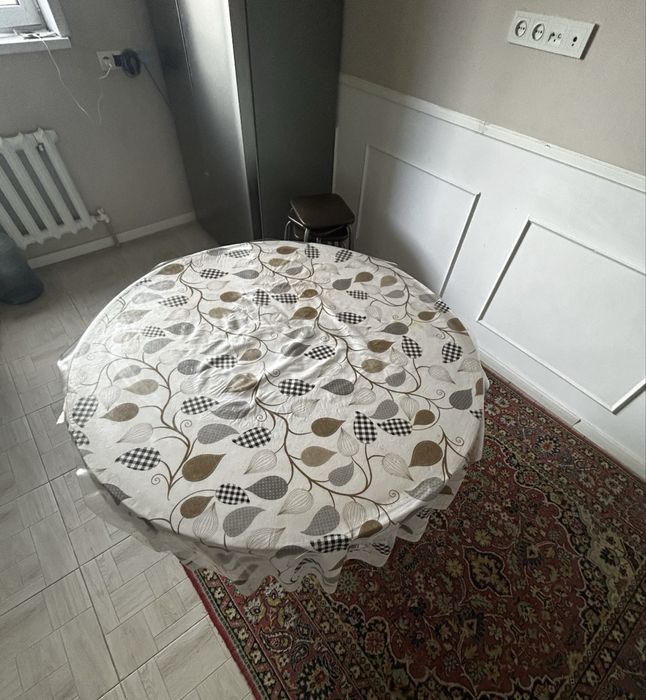 Продаю столы гостиный и круглый