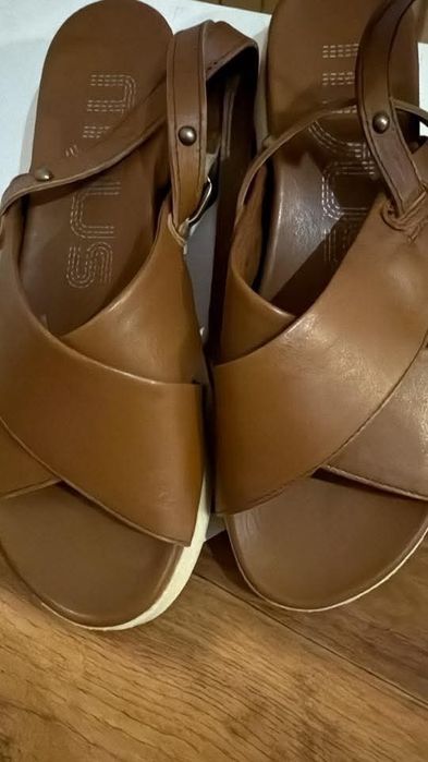 Чисто нови сандали