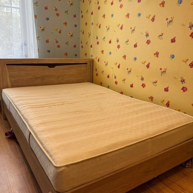 Кровать двуспальная с матрасом