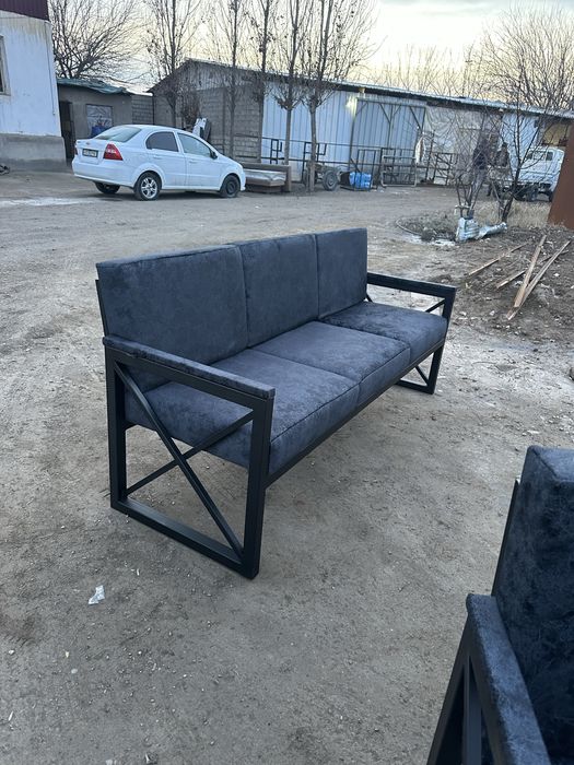 Loft stilidagi divan va kreslo