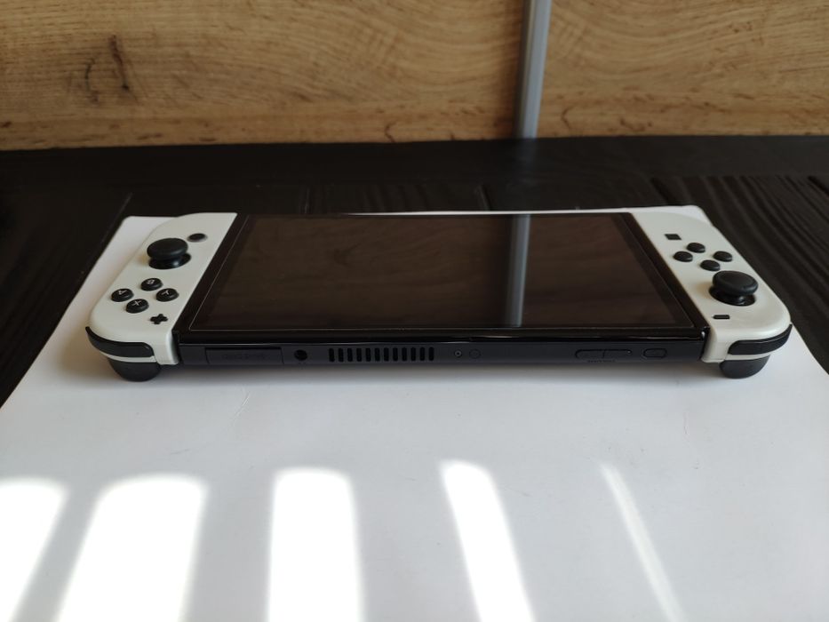 Конзола Nintendo Switch OLED
Цени :
Rabidds - 40 лв.
Spyro - 50 лв. 
T