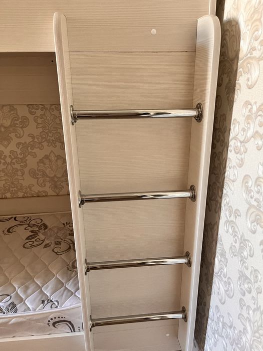 Двухярусная кровать с матрасом