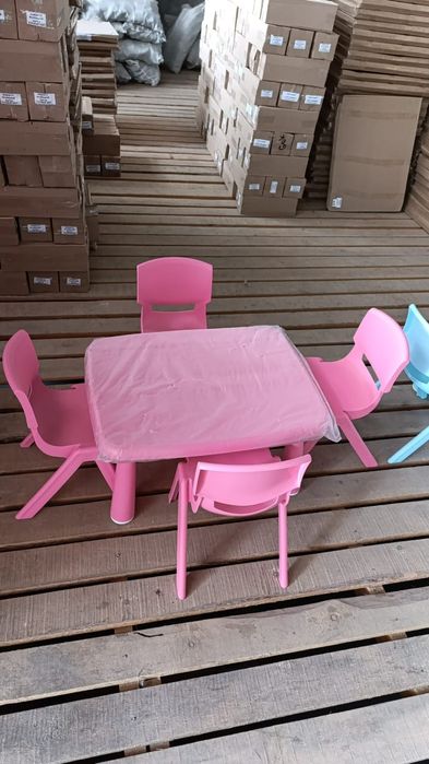 Детский стол и стулья