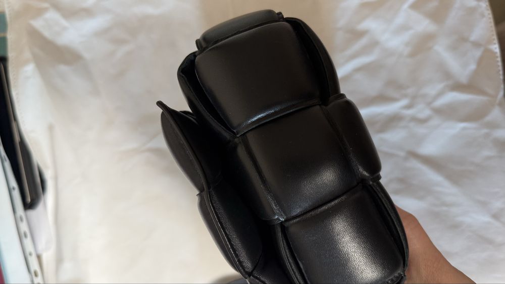 Bottega Veneta Padded Cassette, оригинал