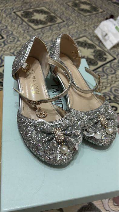 Аяк киімдер сатылады