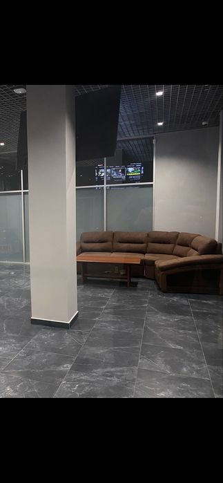 Диван с журнальным столиком