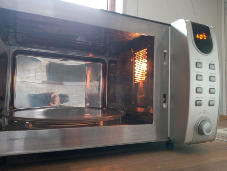 Vând cuptor cu microunde