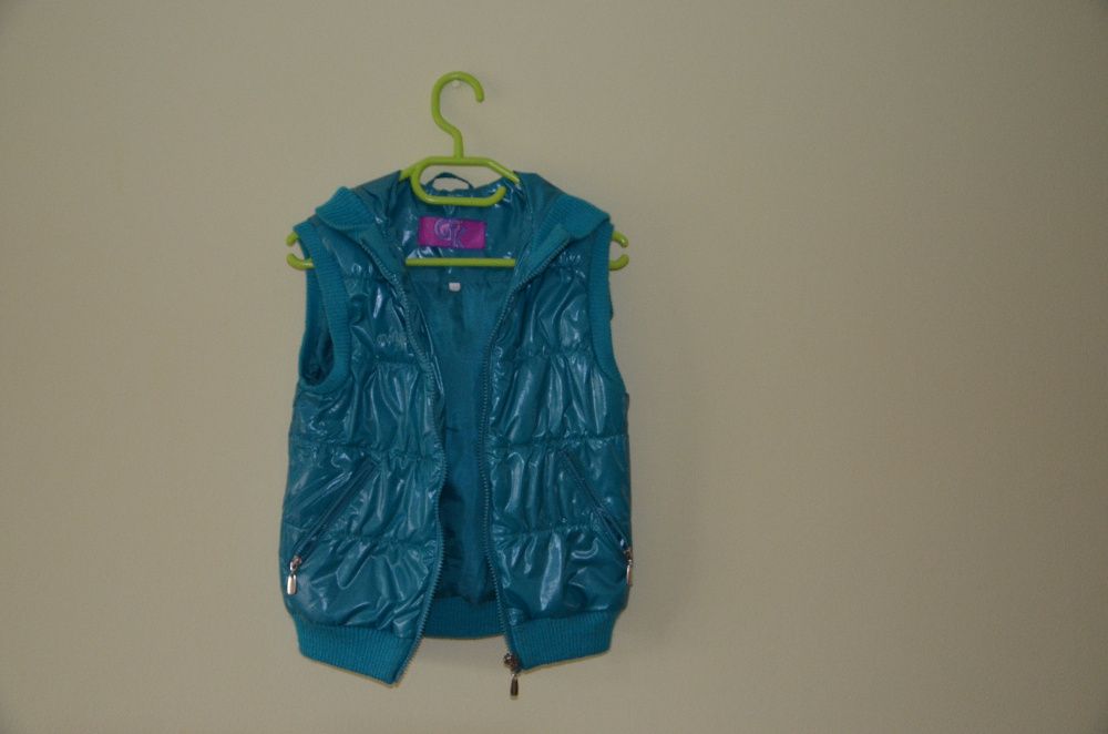 Продам куртку-безрукавку для девочки