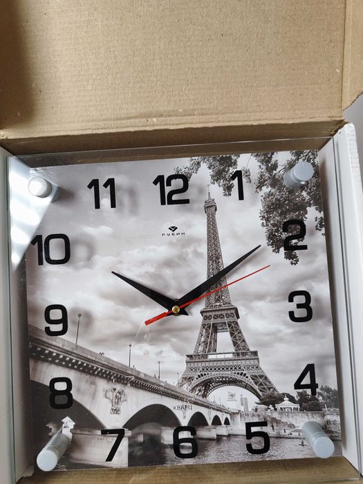 Настенные часы с фоновой картинкой Эйфелевая башня